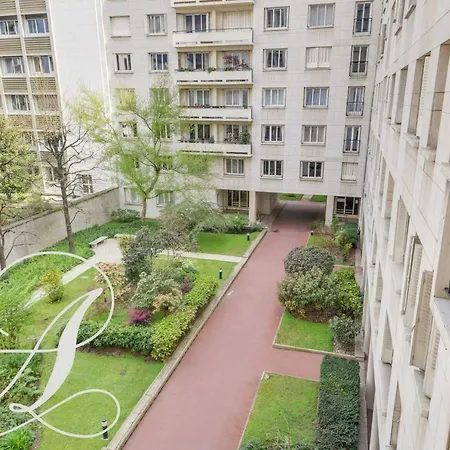 Chanez Paris